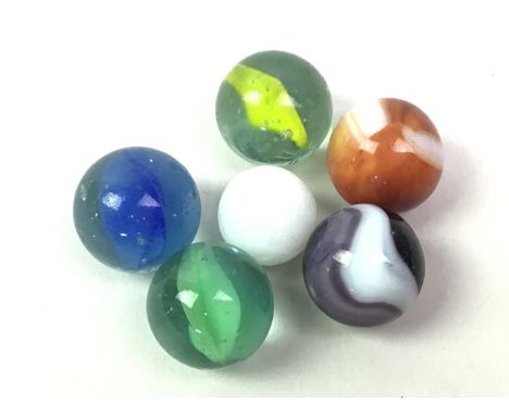 LARGE COLLECTION OF GLASS MARBLES, mainly loose, along with a boxed "The House of Marbles" game