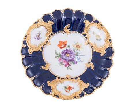 MEISSEN "Prunkplatte" 1924-1934 Schwertermarke, 1924-1934, 1. Wahl, königsblaue Fahne, Spiegel und Reserven mit bunten Blumen