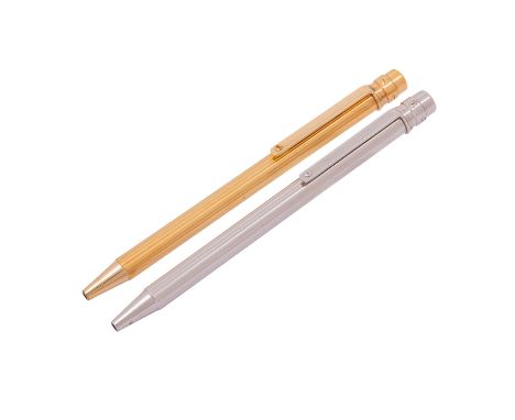 CARTIER Zwei Kugelschreiber "Santos" Versilbert, N. 087545, vergoldet, N. 117288, L: 13 cm. Gebrauchsspuren.| CARTIER Two bal