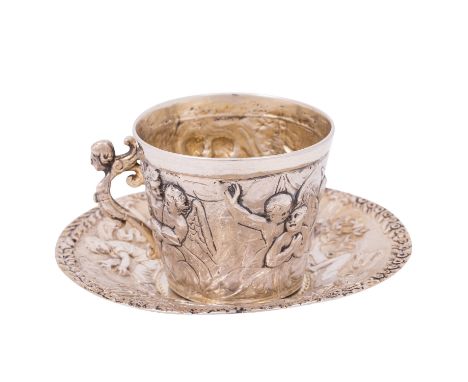 SILBER TASSE UND UNTERTASSE Wohl Hanau, Ende 19.Jh., Silber, getrieben, ziseliert, graviert, ochgezogene Untertasse, Tasse mi