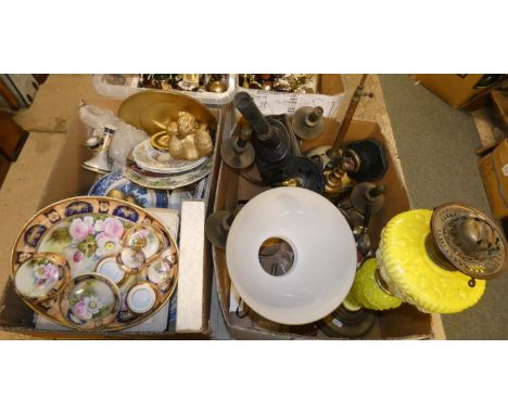 An Edwardian brass and yellow/white glass oil lamp, with brass fittings, lacking shade, 50 cm,, carriage lamp, 6 branch ceili