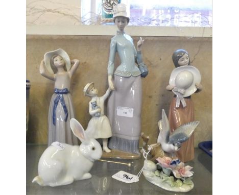 A collection of Lladro ceramic figurines and animal models (5) 