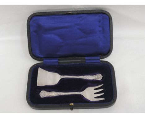 A cased Edwardian silver hors d'oeuvres fork and shovel spoon having moulded decoration to terminals, Sheffield 1907, James D