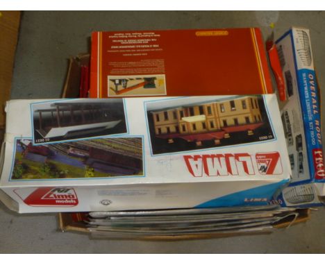 Trackside accessories including station buildings, signal box, loading hopper and seven Super Quick card kits, some items box