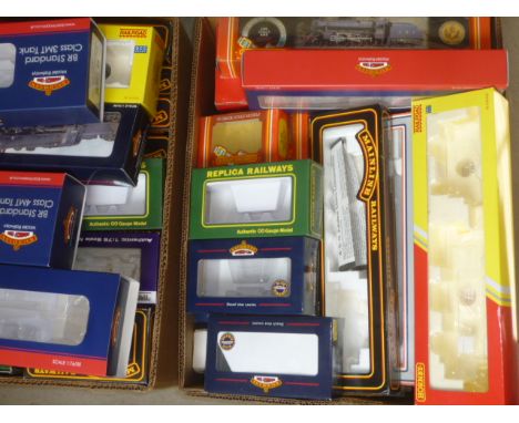 A quantity of empty model railway boxes for Bachmann, Hornby, Mainline and others, all items in good condition (Est. plus 18%