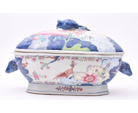 An early 18th century Kangxi period Chinese export porcelain famille rose lidded soup tureen. The tureen in the shape of a re