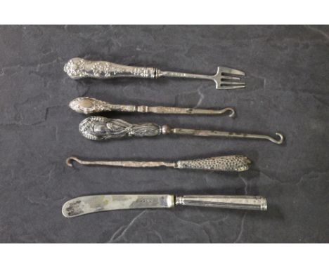 Five silver mounted items, to include button hooks, butter knife and a pickle fork, gross weight 92 grams. CONDITION REPORT: 