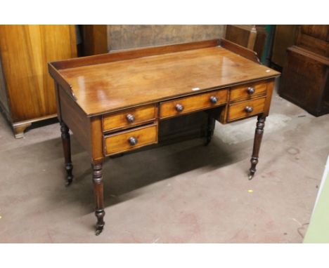 A George VI mahogany dressing table, with  shallow 3/4 gallery and six drawers. 84 cm x 120 cm x 59 cm.  CONDITION REPORT: So