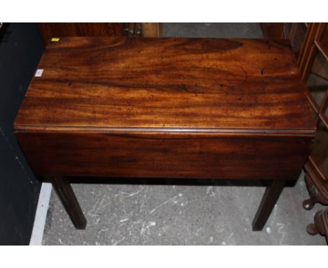 A George III figured mahogany drop leaf Pembroke table with butterfly moulded supports, 70.5 cm x 88 cm x 47 cm. CONDITION RE