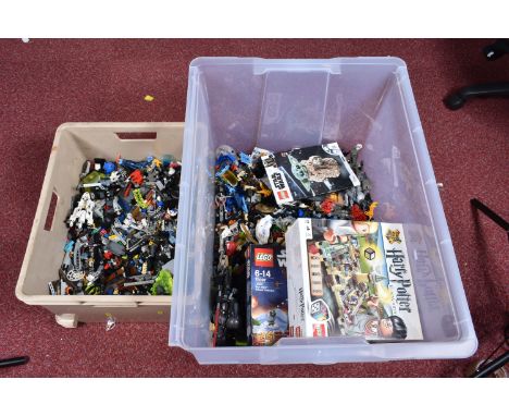 A LARGE QUANTITY OF LOOSE LEGO AND THREE BOXED SETS, to include a Lego Harry Potter Hogwarts game, numbered 3862, box slightl