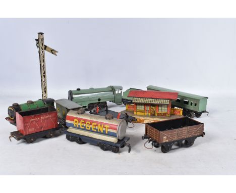 A QUANTITY OF UNBOXED AND ASSORTED O GAUGE MODEL RAILWAY ITEMS, to include a repainted tinplate clockwork locomotive tender a