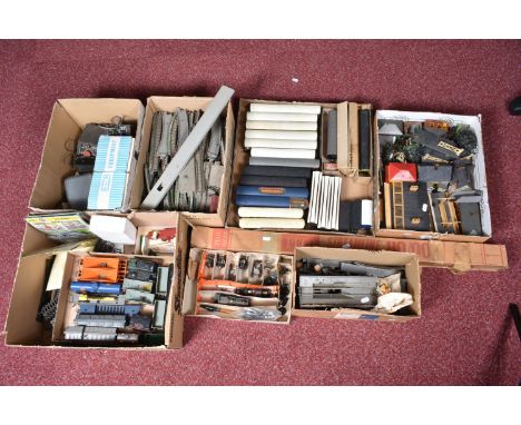 A QUANTITY OF UNBOXED AND ASSORTED OO GAUGE MAINLY TRI-ANG MODEL RAILWAY ITEMS, to include assorted rolling stock, including 