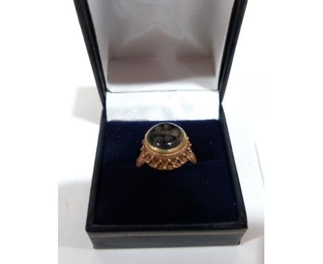 An Islamic yellow metal ring set with a hardstone intaglio