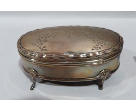 A George V silver oval trinket box, the lid chased with foliage. Birmingham 1912. 3¾' wide 