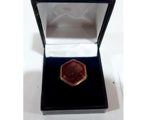 An Islamic yellow metal ring, set with a hexagonal hardstone intaglio