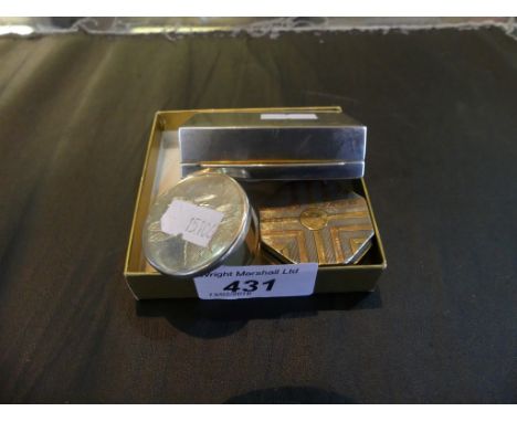 A mixed lot comprising two small silver powder compacts together with a further white metal snuff or trinket box with hardsto