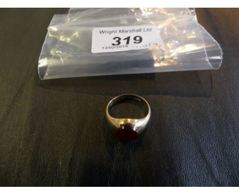 A 9k gold and hardstone signet ring, weight approx. 3.8g