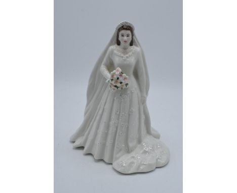 Royal Worcester figure Her Majesty Queen Elizabeth II. In good condition with no obvious damage or restoration. 23cm tall. 