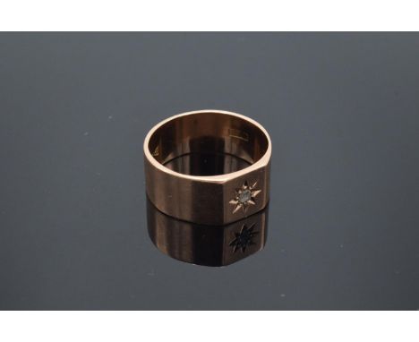 9ct gold gentleman's signet ring with a central diamond, hallmarked for Chester 1912. Gross weight 5.3 grams. UK size R.&nbsp
