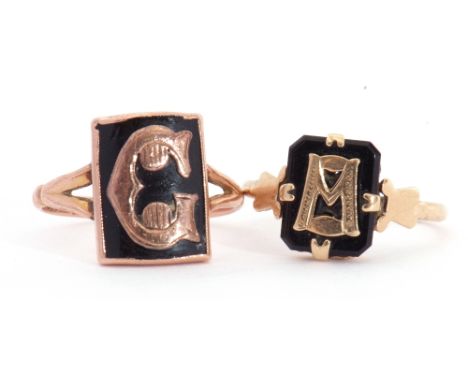 Mixed Lot: two 9ct stamped memoriam rings, a black enamel example applied with the letter "C", together with a black onyx pan