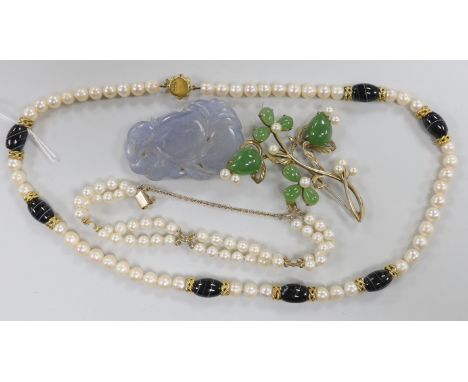 A modern single strand cultured pearl and agate bead necklace with 9ct gold and cultured pearl cluster set clasp and yellow m