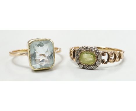 A late Victorian 15ct, peridot and diamond cluster set ring, size M and an Edwardian 15ct and aquamarine set ring, size K, gr