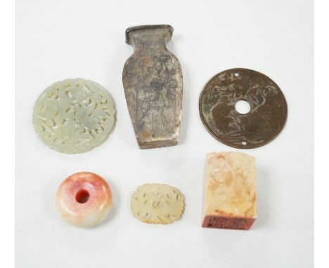 A collection of Chinese, jade and hardstone items in an Imari stone dish