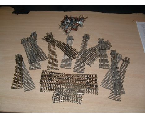 PECO - a selection of 20 x mainly Streamline Points and Crossovers (all Excellent and working with no broken Sleepers but som
