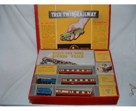 TRIX TR  Set 334 BR Passeger Set comprising a 1/520 BR Blue 0-4-0 Engine no 46231 and Tender, 2 x 1/560 First Class Red/Cream