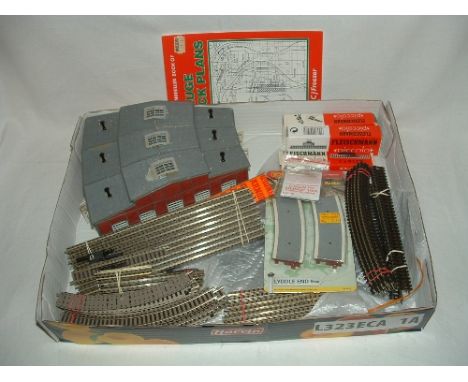 A FLEISCHMANN N Gauge Engine Shed and Turntable, Track by Fleischmann and PECO and other items - 9476 3 Road Engine Shed and 