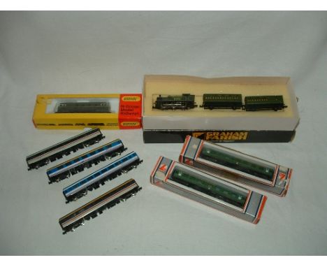 GRAHAM FARISH N Train Pack comprising a  NE7S General Purpose 0-6-0T in Southern Green no 2579, NR66S 4 wheeled Coach and 67S