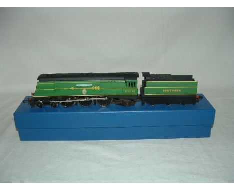 HORNBY R374 SR Malachite Green unrebuilt B of B  professionaly renamed/renumbered 'Winston Churchill' 21C151 with Golden Arro