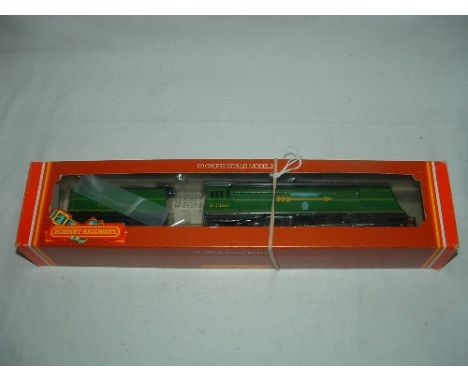 HORNBY R866 SR Green 4-6-2 unrebuilt B of B 'Fighter Pilot with Golden Arrow Insignia. Mint with Instructions in a Mint outer