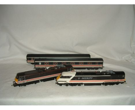 HORNBY R471 BR I/C Grey Class 90 no 90 028 and R269 BR I/C swallow livreied Class 91 no 91014. Both serviced 10/2015. Dummy P