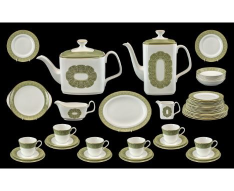 Royal Doulton 'Sonnet' Dinner/Tea Service Pattern No. H5012. Comprises 6 x 10.5'' Dinner Plates, 6 x 9'' Plates, 6 x 8'' Plat