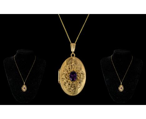 Antique Period Ladies Attractive 9ct Gold Oval Shaped Hinged Locket, set with a faceted Amethyst to centre.  The Amethyst of 