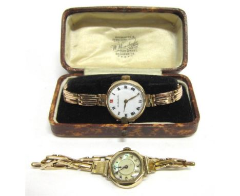 THOMAS RUSSELL & SON, LADY'S 9CT GOLD WRISTWATCH on an expanding baton link bracelet, cased; with a lady's mother of pearl di