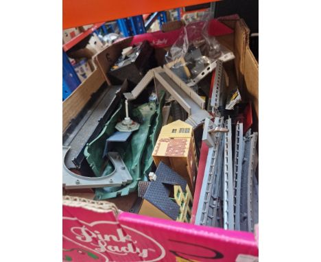 A box of assorted model railway items &amp; a box of railway books. 