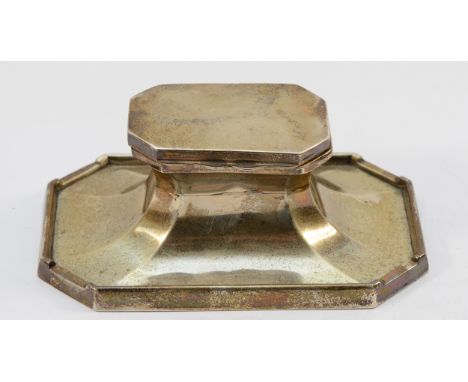 A rectangular silver inkwell, Birmingham 1929, with glass liner, loaded, 15x6cm.