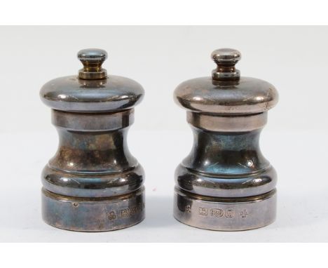 Two 925 silver salt and pepper grinders, London, 2000, 2001, 6cm.