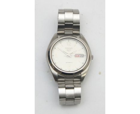 Seiko 5, a stainless steel automatic day date gentleman's wristwatch, ref. 7S26-0060, original bracelet, case.
