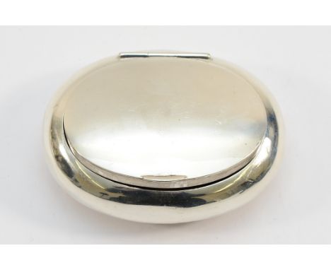 A silver squeeze action tobacco box, Birmingham 1908, 8x7cm,
