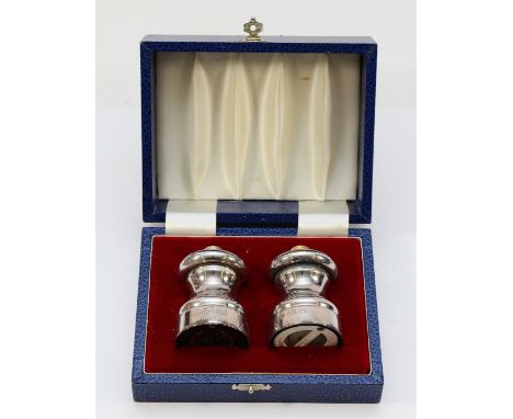 A pair of silver salt and pepper grinders, Birmingham 1988, 7cm, cased.