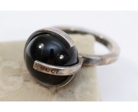 Gucci, sterling silver orb ring, O, with pouch, 7g