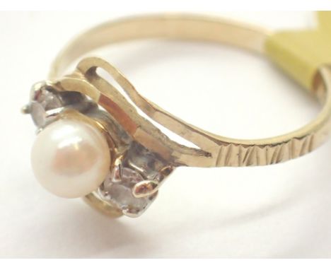 9ct yellow gold pearl and diamond set ring size K