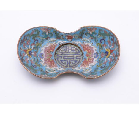 A small Chinese cloisonné enamel stand, Qianlong period (1736-1795), Qing Dynasty, modelled in the shape of a sycee, the inte