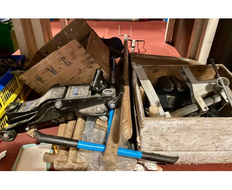 A collection of tools, to include bench vices, car jack, pillar drill stand, hand tools, garden tools and power tools. 