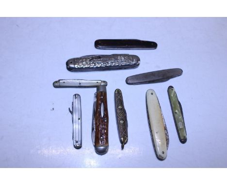 A selection of vintage pen knives 