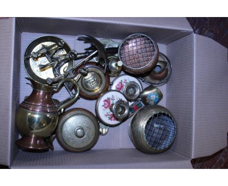 A job lot of assorted vintage brassware 
