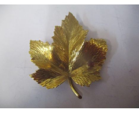 18ct yellow gold leaf brooch with a claw set ruby, approximately 3mm, 11.8g 